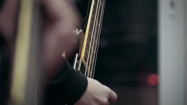 Мужчины играют на гитаре в студии — стоковое видео