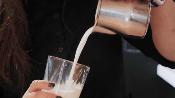 barista verser du lait sur le verre 