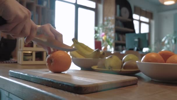 Férfi vágás gyümölcsök — Stock videók