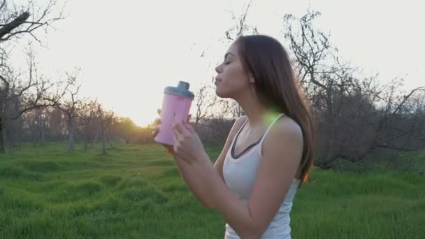 Kvinna dricka vatten — Stockvideo