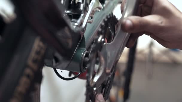 Hombre reparación de bicicleta en el garaje — Vídeos de Stock