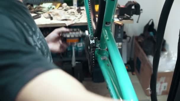 Man reparera cykeln i garaget — Stockvideo