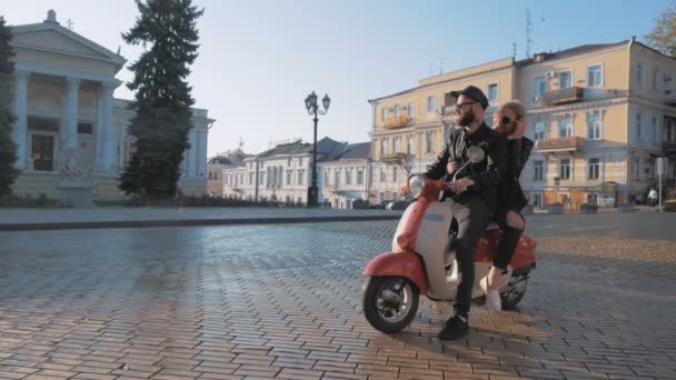 Coppia con ciclomotore in centro città — Video Stock