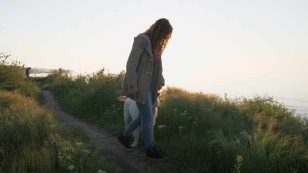 Femme avec chien labrador retriever — Video