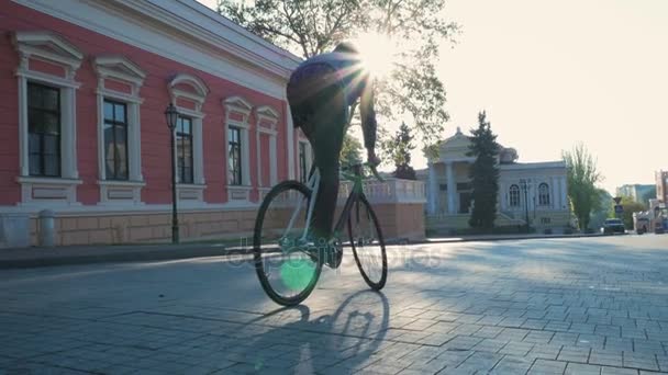 Hipster hombre montar en bicicleta — Vídeos de Stock