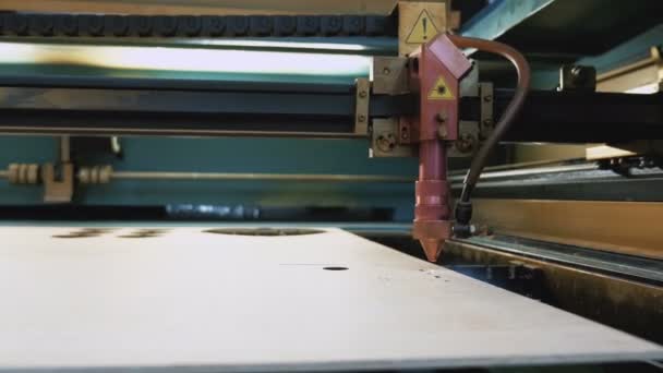 Machine de découpe laser au travail — Video