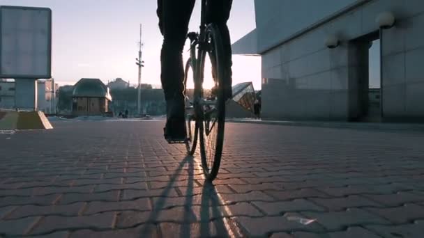 Man rider på fasta redskap cykel — Stockvideo