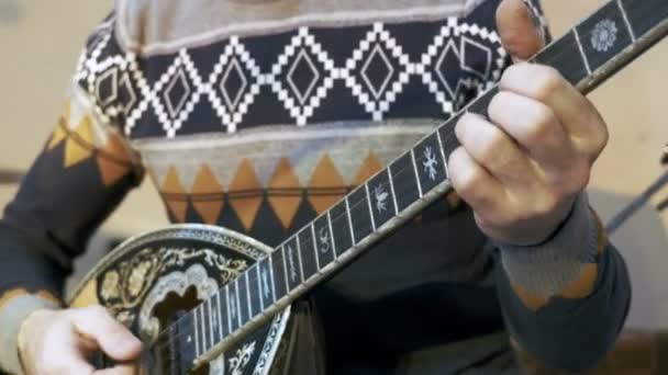 Genç adam oyun gitar — Stok video