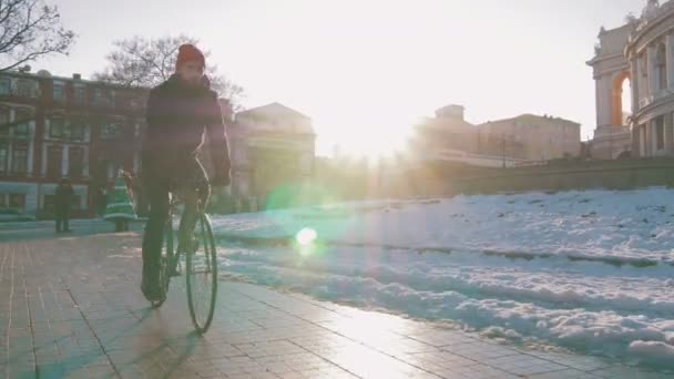 固定ギアの自転車に乗って男 — ストック動画