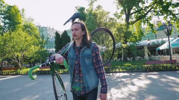 Хипстер с велосипедом — стоковое видео