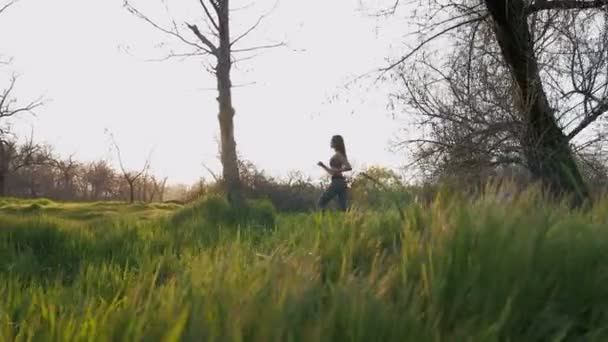 Atractiva mujer corriendo — Vídeos de Stock