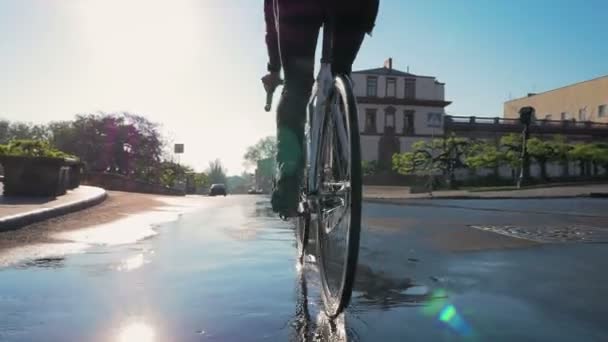 Хіпстер чоловік їде на велосипеді — стокове відео