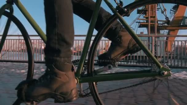 Hombre montando en bicicleta de engranaje fijo — Vídeos de Stock