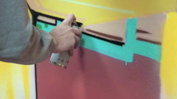 Mann zeichnet Graffiti — Stockvideo