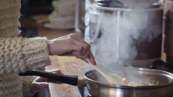 Női konyhában főzés — Stock videók