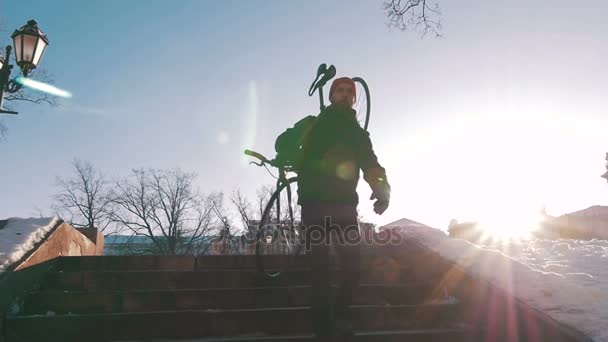 Hipster άνθρωπος με σταθερής ταχυτήτων ποδήλατο — Αρχείο Βίντεο