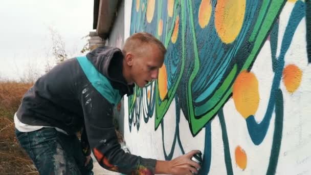 Man tekenen van graffiti op straat muur — Stockvideo
