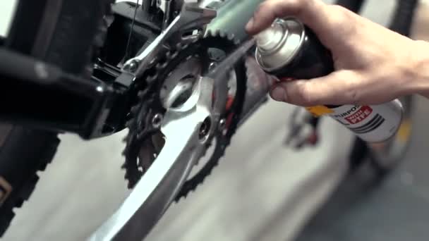 Man reparera cykeln i garaget — Stockvideo