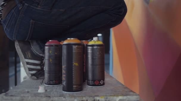 Muž kreslení graffiti — Stock video