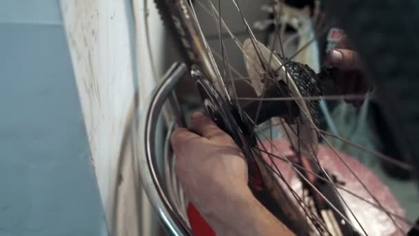 Ο άνθρωπος επισκευής ποδηλάτων στο γκαράζ — Αρχείο Βίντεο