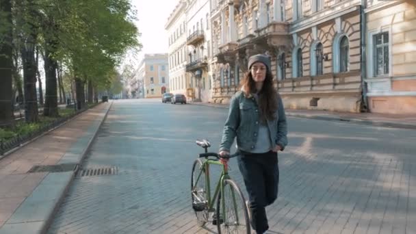 Mulher com bicicleta de engrenagem fixa — Vídeo de Stock