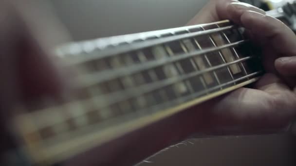 Homem toca guitarra — Vídeo de Stock