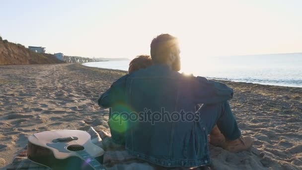 Любимая пара на пляже — стоковое видео