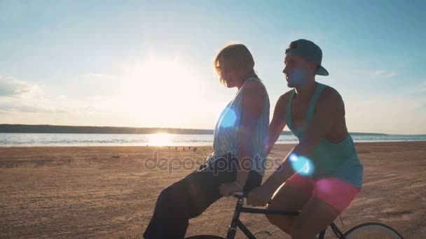 Casal andar de bicicleta no litoral — Vídeo de Stock