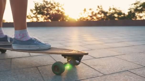 Hipster woman riding longboard — Stock Video