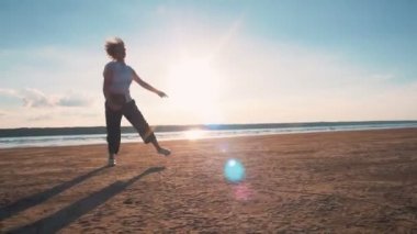 hippi kız sahil üzerinde