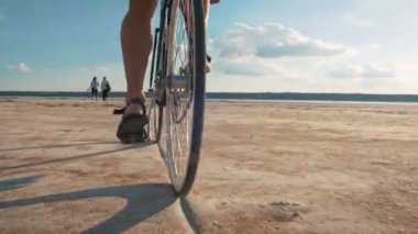 hipster adam binicilik bisiklet sahil