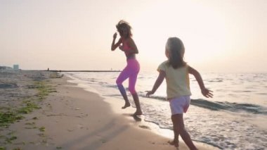 Kadın kızı deniz kenarı ile