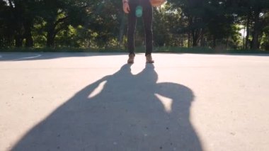kaslı adam Practicing basketbol
