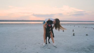 Köpekli genç kadın.