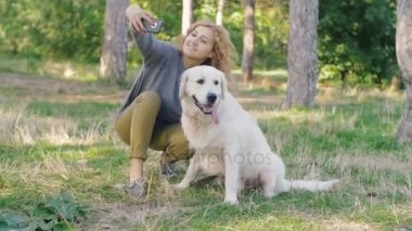 Labrador ile resim kadın çekmek