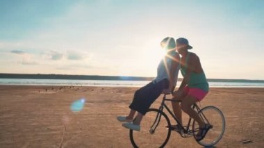 Çift sürme bisikletle sahil