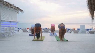 Yoga yaparken fitness grubu