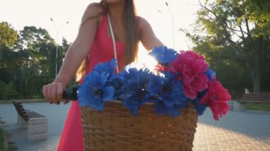 vintage Bisiklet olan kadın