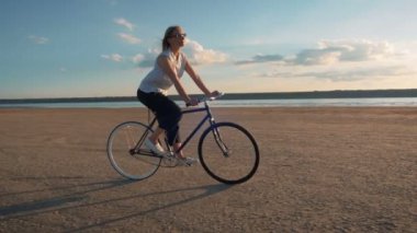 hippi kız binicilik bisiklet gün batımında