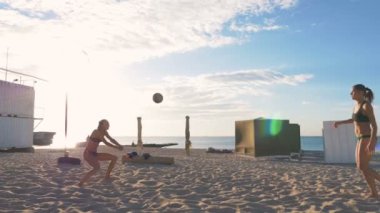 Kadınlar Voleybol oynamak