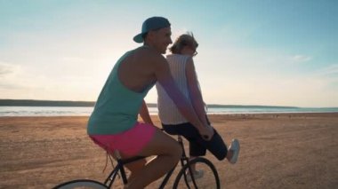 Çift sürme bisikletle sahil