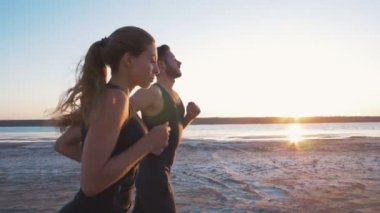 Kumsalda koşan bir çift