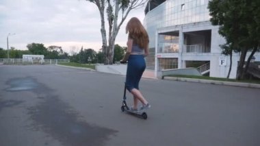 Tekmeleyen Kadın Scooter