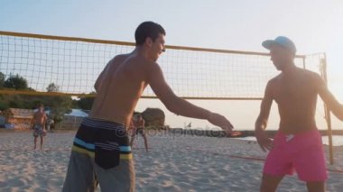 Millet, sahilde voleybol oyun