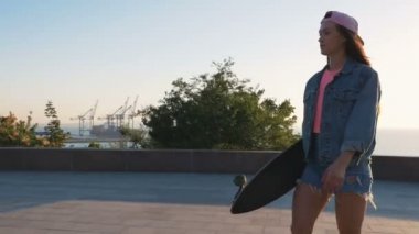 longboard Park'ta kadınla 