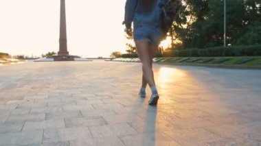 longboard Park'ta kadınla 