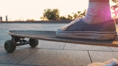 hipster kadın binicilik longboard