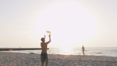 Millet, frisbee kumsalda oyun