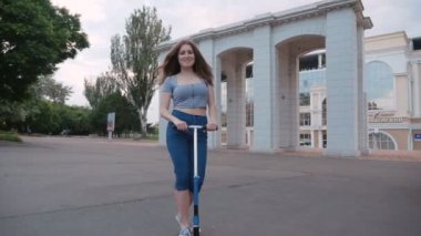 Tekmeleyen Kadın Scooter