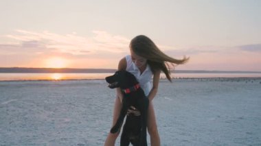 Köpek kadınla sahil üzerinde 